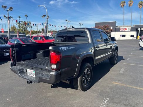 Used 2018 Toyota Tacoma TRD Sport w/ Technology Package RWD image 4