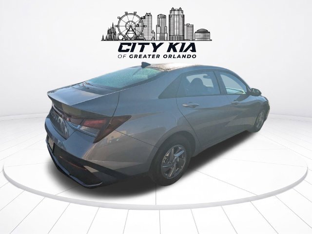 Used 2026 Hyundai Elantra SE FWD image 6