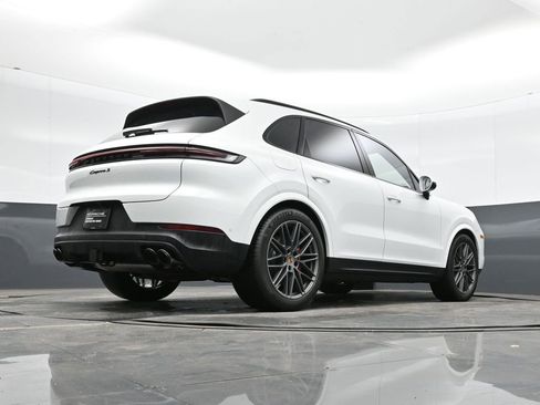 Certified 2025 Porsche Cayenne S AWD/4WD image 37