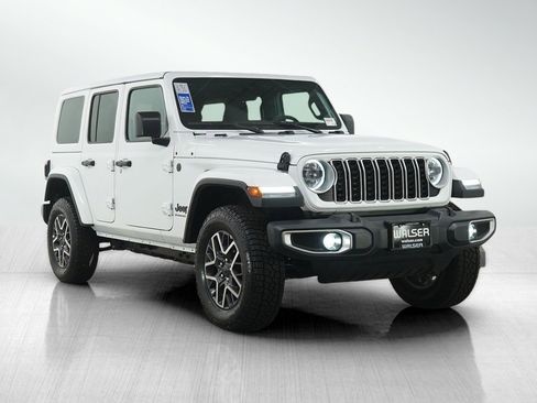 Used 2025 Jeep Wrangler Sahara image 7