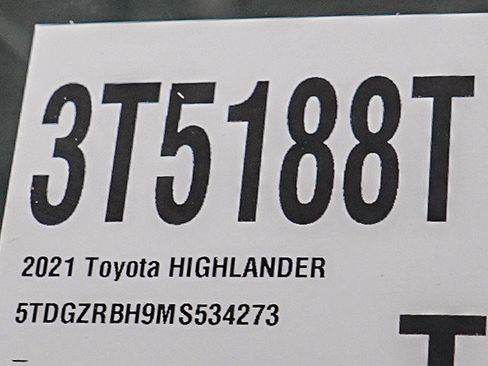 Used 2021 Toyota Highlander XLE AWD/4WD image 32