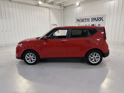 Used 2022 Kia Soul LX w/ Technology Package image 2