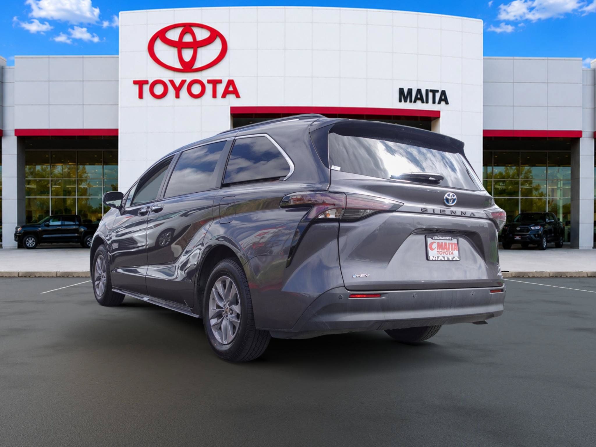 Certified 2025 Toyota Sienna XLE FWD image 5