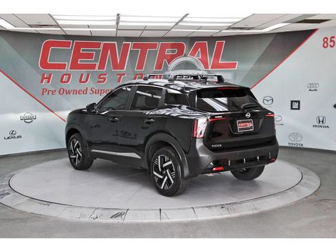 Used 2026 Nissan Kicks SV w/ SV Premium Package FWD image 3