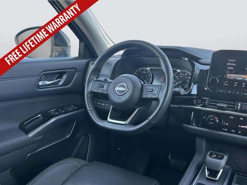 Used 2025 Nissan Pathfinder SL AWD/4WD image 19