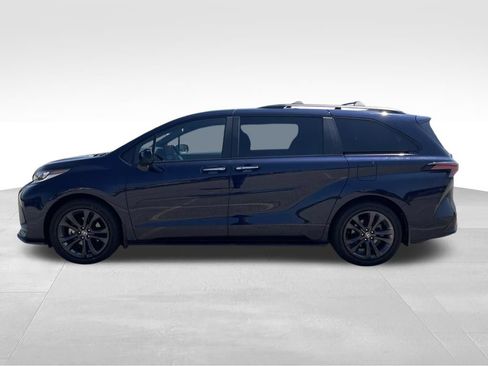 Used 2025 Toyota Sienna XSE FWD image 4
