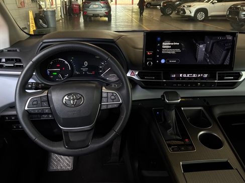 Used 2025 Toyota Sienna XLE FWD image 16