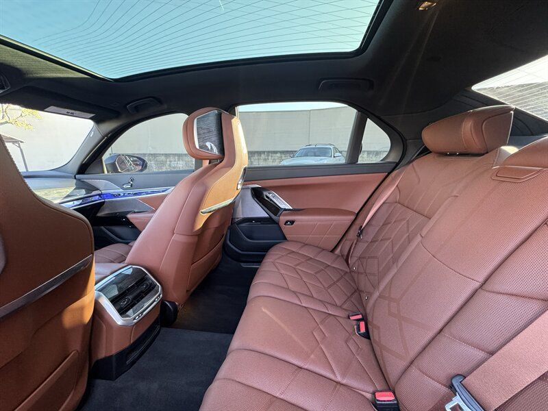 Used 2025 BMW i7 eDrive50 w/ M Sport Package RWD image 37