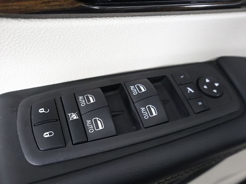 Used 2023 Chrysler Pacifica Limited FWD image 44