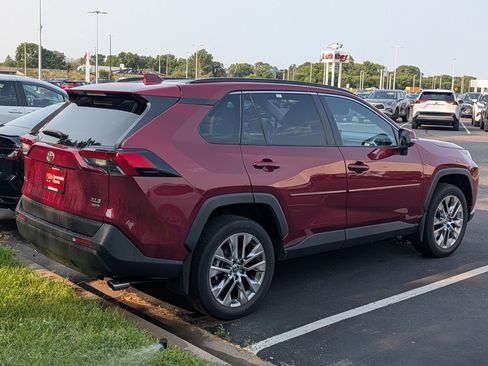 Used 2021 Toyota RAV4 XLE Premium AWD/4WD image 4
