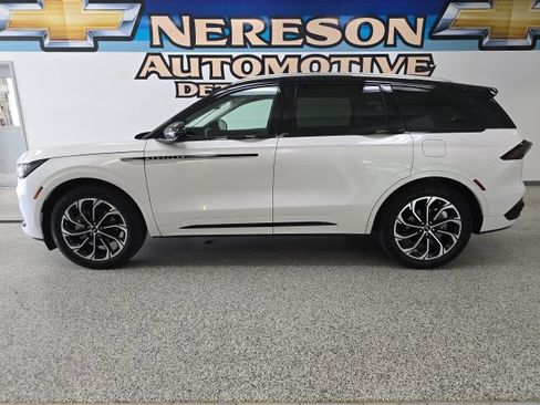 Used 2025 Lincoln Nautilus Reserve AWD/4WD image 4