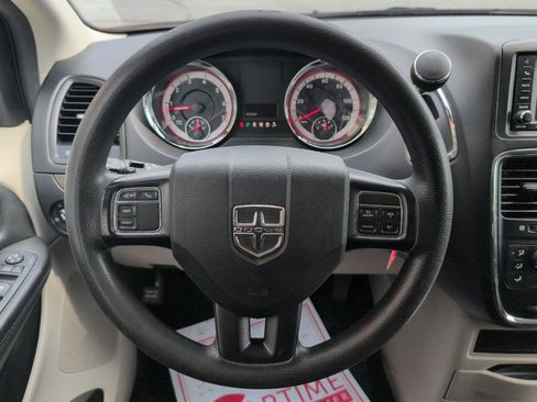 Used 2019 Dodge Grand Caravan SE w/ UConnect Hands-Free Group FWD image 14