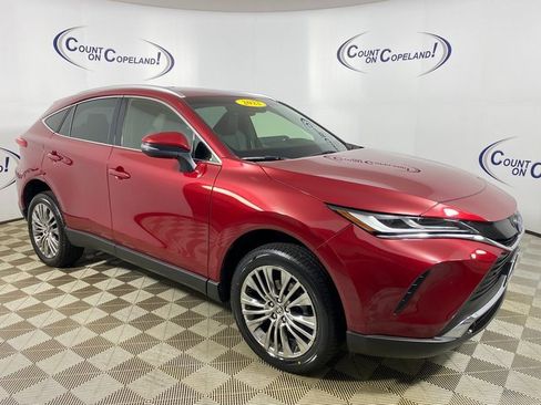 Certified 2022 Toyota Venza XLE image 1