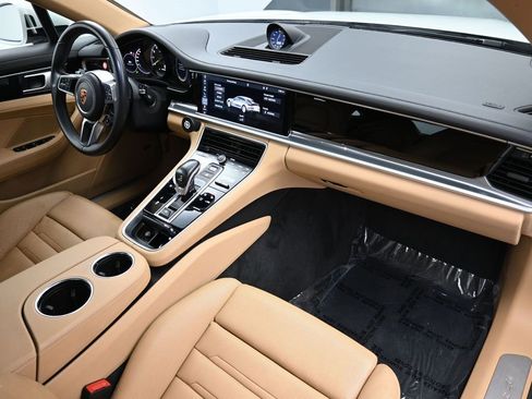 Used 2018 Porsche Panamera 4 image 30