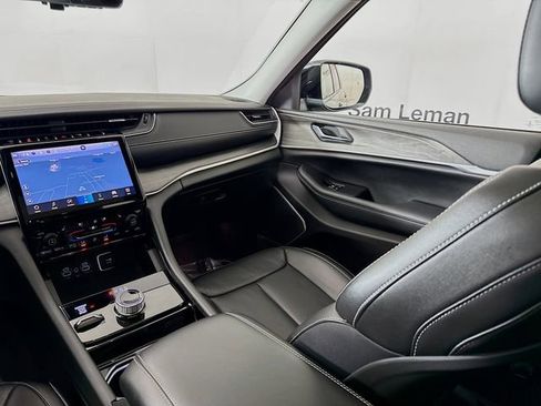 Used 2023 Jeep Grand Cherokee Limited w/ Luxury Tech Group II image 23