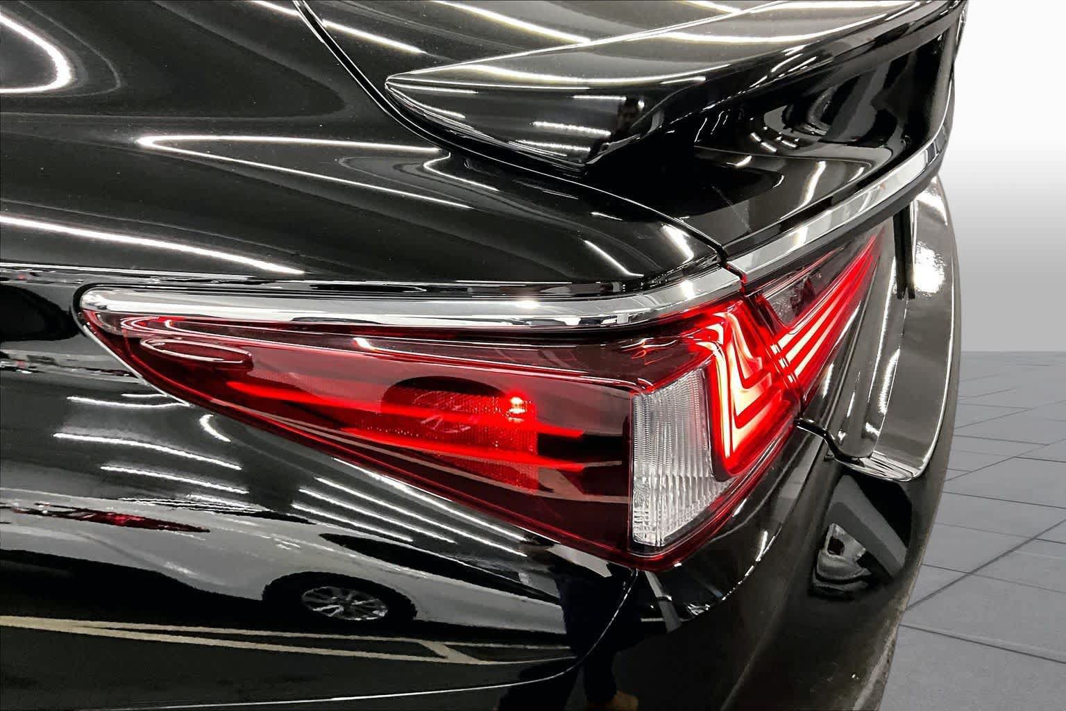 Used 2024 Lexus ES 300h w/ Premium Package FWD image 28