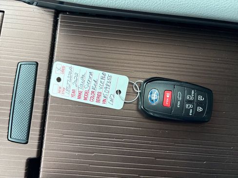 Used 2022 Toyota Sienna XLE FWD image 29