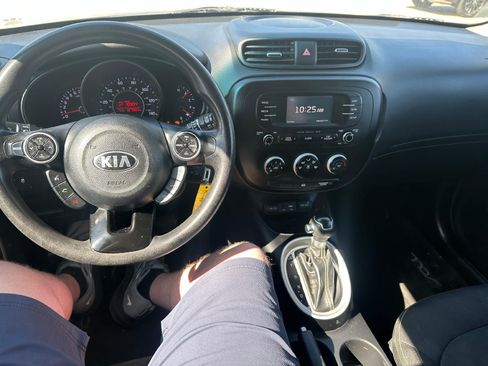 Used 2016 Kia Soul + FWD image 10