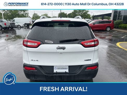 Used 2018 Jeep Cherokee Latitude Plus w/ Cold Weather Group AWD/4WD image 5
