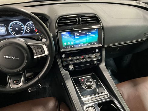 Used 2018 Jaguar F-PACE S image 7