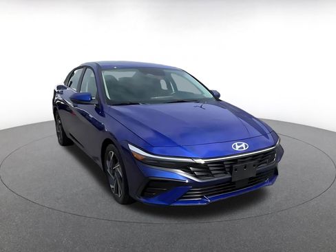 Used 2025 Hyundai Elantra Limited image 2