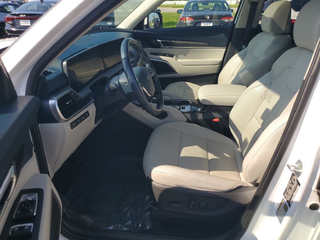 Used 2024 Kia Telluride EX w/ EX Captain's Chair Package FWD image 5