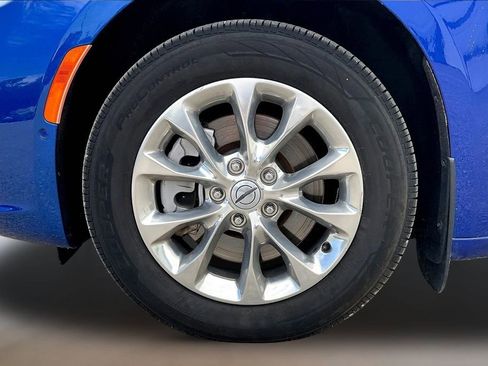 Used 2021 Chrysler Pacifica Touring-L w/ Uconnect Theater Family Group AWD/4WD image 27