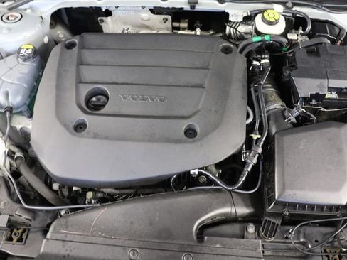 Used 2024 Volvo XC40 B5 Plus AWD/4WD image 24