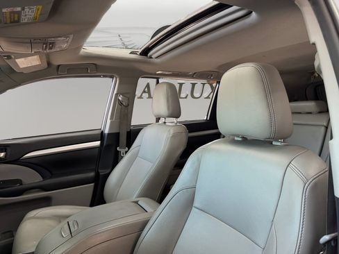 Used 2019 Toyota Highlander XLE FWD image 9
