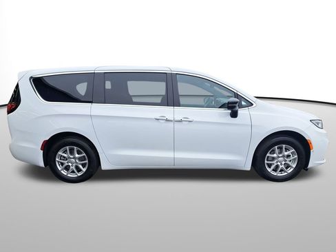 New 2026 Chrysler Pacifica Select image 4