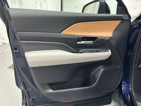 Used 2025 Toyota Grand Highlander AWD image 8