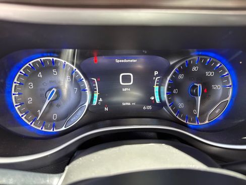 Used 2024 Chrysler Pacifica Touring-L FWD image 21