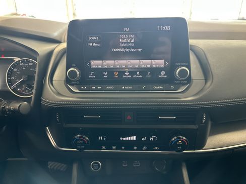 Used 2023 Nissan Rogue SV image 3