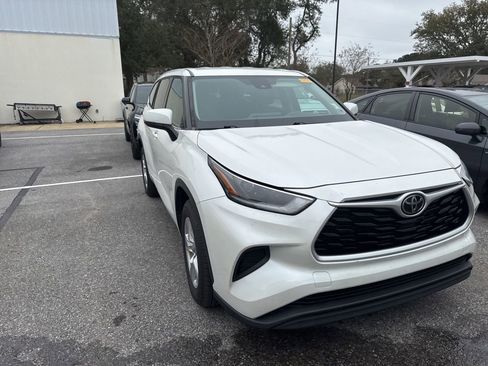 Used 2021 Toyota Highlander L image 3