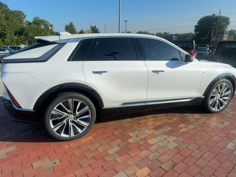 Used 2024 Cadillac Lyriq Luxury RWD image 3
