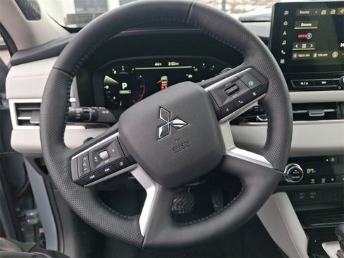 New 2026 Mitsubishi Outlander SE image 11