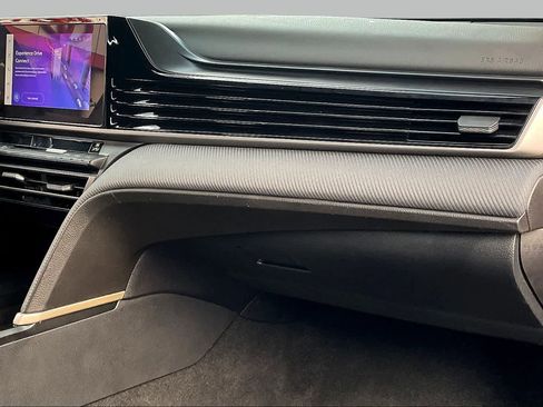 Used 2025 Toyota Camry SE FWD image 18