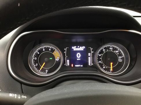 Used 2019 Jeep Cherokee Latitude Plus AWD/4WD image 12
