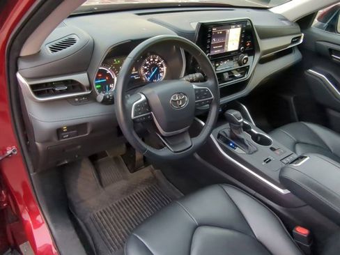 Certified 2022 Toyota Highlander XLE image 9