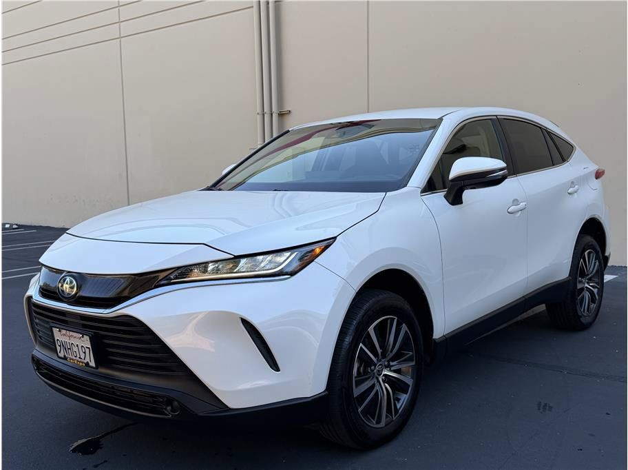 Used 2022 Toyota Venza LE AWD/4WD image 4