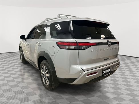 Certified 2025 Nissan Pathfinder SL image 6