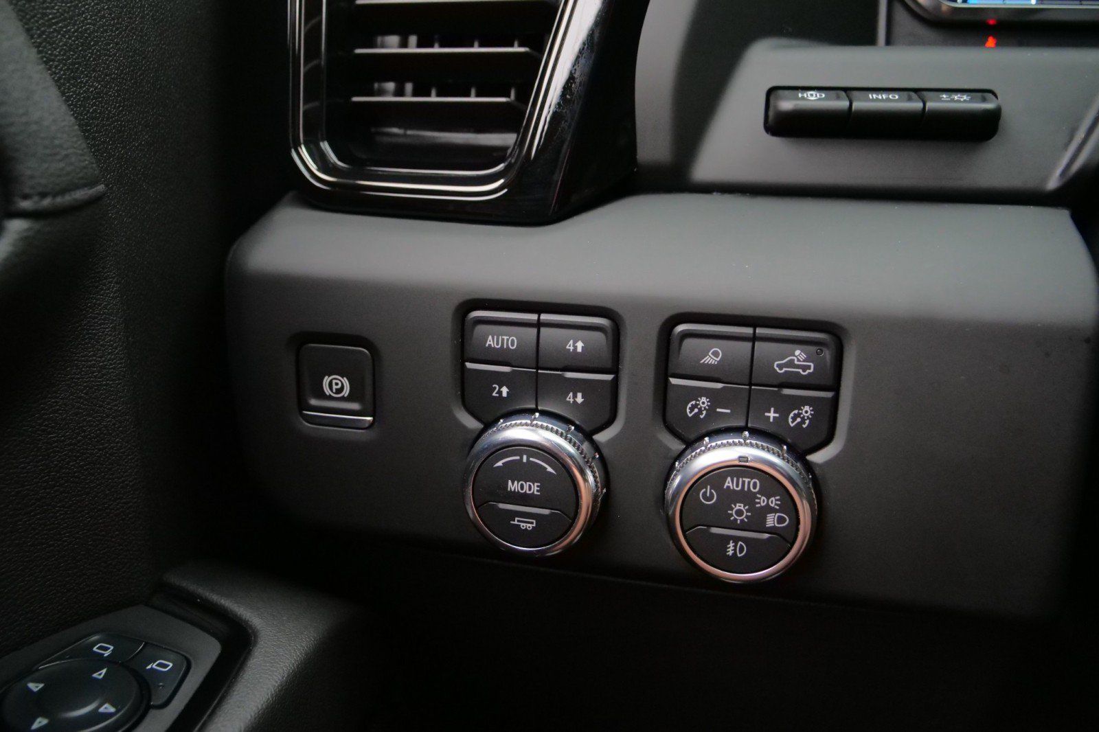 Used 2024 GMC Sierra 1500 AT4 w/ Technology Package AWD/4WD image 26