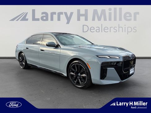 Used 2025 BMW 760i xDrive w/ Premium Package image 7