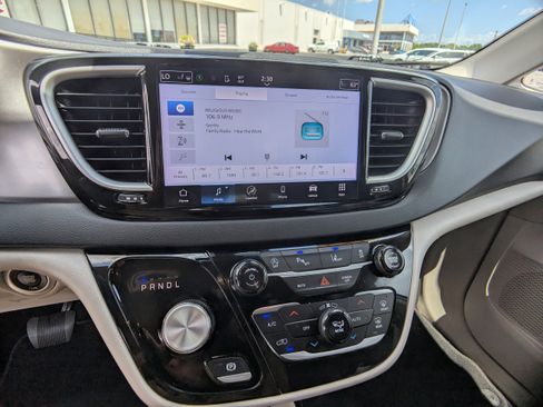 Used 2024 Chrysler Pacifica Touring-L FWD image 17