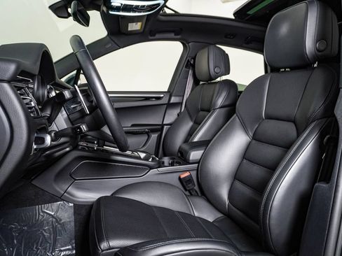 Certified 2026 Porsche Macan AWD/4WD image 5