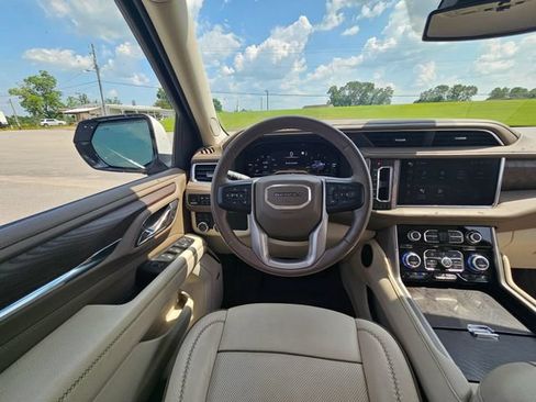 Used 2023 GMC Yukon XL Denali AWD/4WD image 13