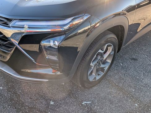 Used 2025 Chevrolet Trax LT w/ LT Convenience Package image 11