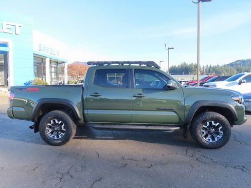 Used 2022 Toyota Tacoma TRD Sport image 9