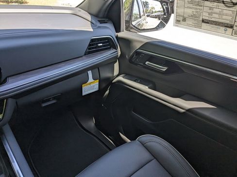 New 2025 Chevrolet Suburban Premier image 18