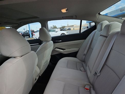 Used 2022 Nissan Altima 2.5 SV w/ SV Premium Package image 17